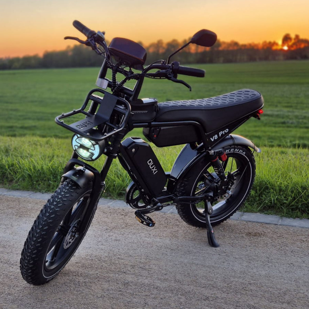 Bicicleta elétrica OUXI V8 Pro S preta com duas baterias e pneus largos
